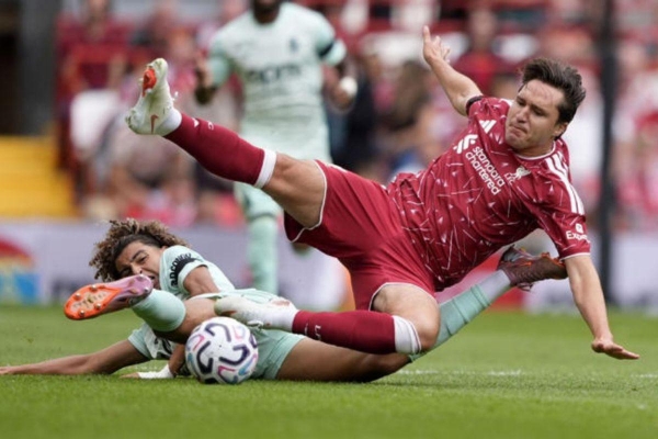 Wirtz và Isak cùng ghi bàn, HLV Iraola vẫn bực mình vì một vấn đề của Liverpool
