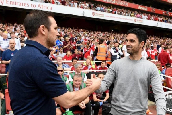 Frank Lampard ra mệnh lệnh đặc biệt trước ngày quyết đấu Arsenal: “Đừng tôn trọng họ quá mức”