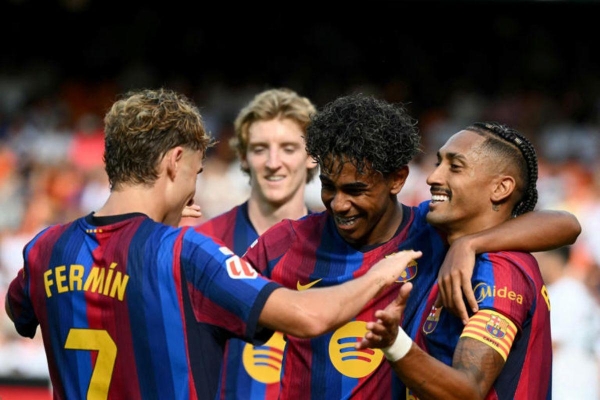 Bộ ba Barca ghi bàn tốt nhất sau gần 70 năm, Flick vẫn đòi mua thêm tiền đạo