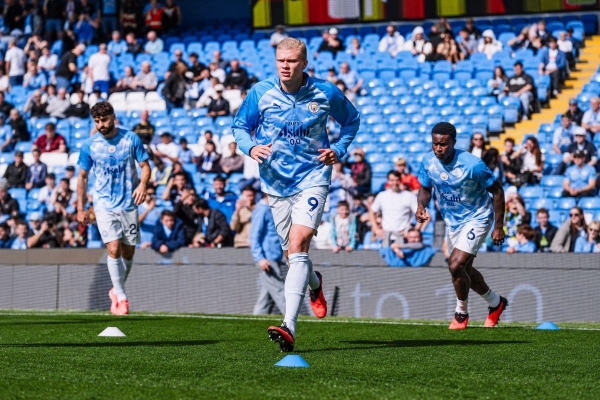 Huyền thoại MU: 'Vứt hết huy chương Premier League của Man City vào sọt rác đi'
