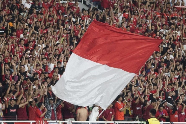 Thierry Henry ngỡ ngàng khi trải nghiệm sức nóng khán đài Indonesia