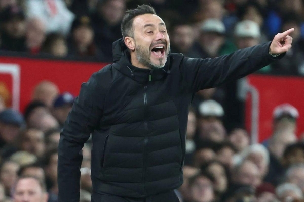HLV Tottenham tuyên bố choáng sau trận hoà MU: 'Tôi đã hôn cậu ấy trong phòng thay đồ'