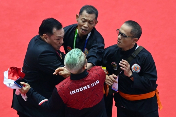 VIDEO: HLV Pencak Silat Indonesia đòi đánh trọng tài đồng hương ở SEA Games 31