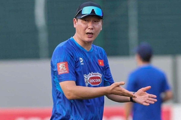 Tin nóng bóng đá trưa 17/7: HLV Kim Sang-sik đau đầu trước AFF Cup