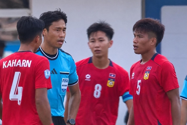 Cầu thủ Lào đi vào lịch sử AFF Cup theo cách không ai mong muốn