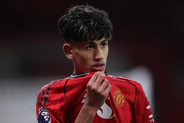 Đủ điều kiện đá Premier League, 'thần đồng' 16 tuổi của MU vẫn bị đối xử khác biệt