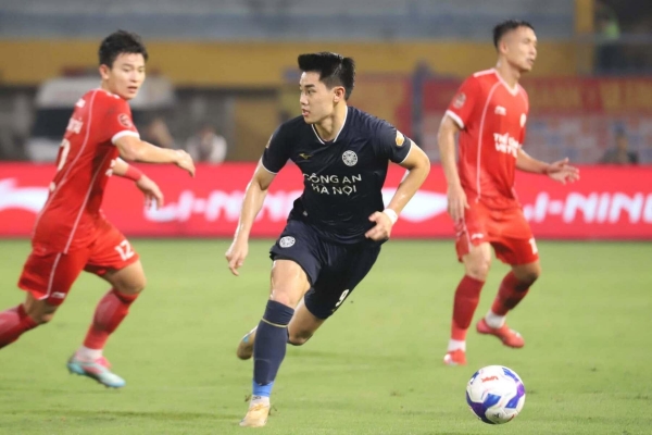 Toả sáng ở ĐT Việt Nam, Đình Bắc lập tức 'gặp khó' khi trở lại V-League