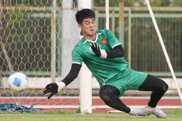 Trở lại V-League, thủ môn ĐT Việt Nam lập tức nhận 'báo động đỏ'