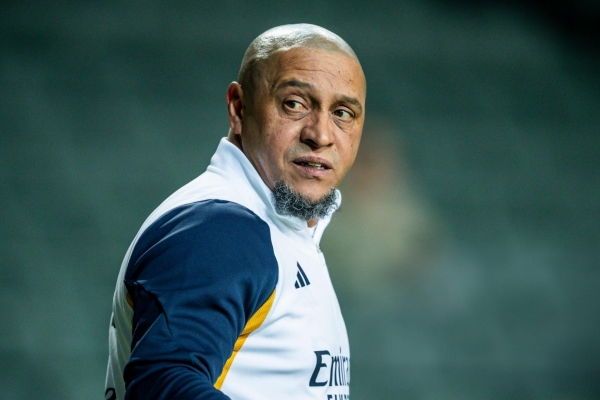 Roberto Carlos lên tiếng về tin 'ngủ ngoài sân tập'