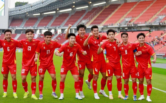 CĐV Indonesia mở hội khi U22 Việt Nam đại thắng Malaysia