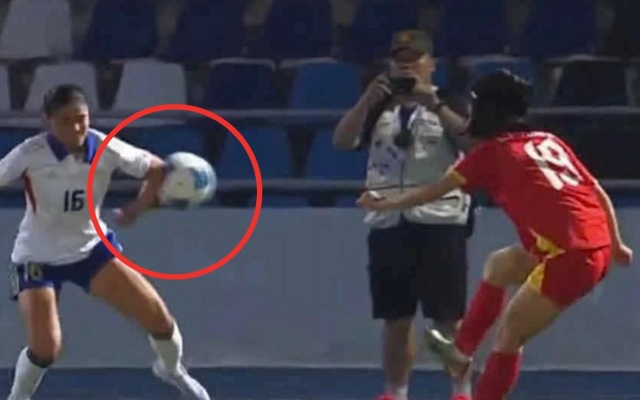 Tuyển Việt Nam bị trọng tài 'cướp trắng' quả penalty mười mươi?