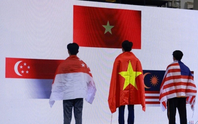 NGỠ NGÀNG: Giành huy chương, VĐV phải chào cờ qua màn hình LED