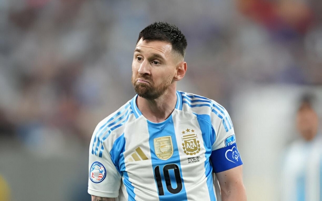 Messi bị bao vậy bởi hơn 40 nhà báo