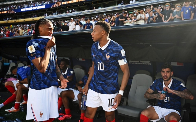 Vừa xong World Cup, ngôi sao ĐT Pháp dính luôn bê bối bỏ con