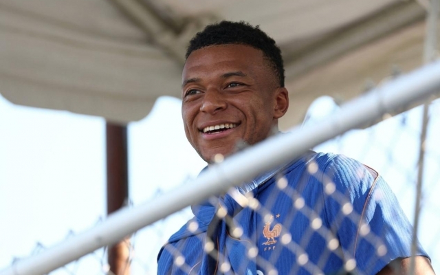 Một hành động bất ngờ phơi bày phiên bản mới của Mbappé