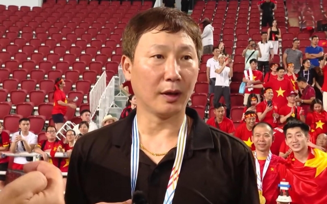 HLV Kim Sang Sik làm gì khi các cầu thủ ăn mừng Huy chương Vàng SEA Games?
