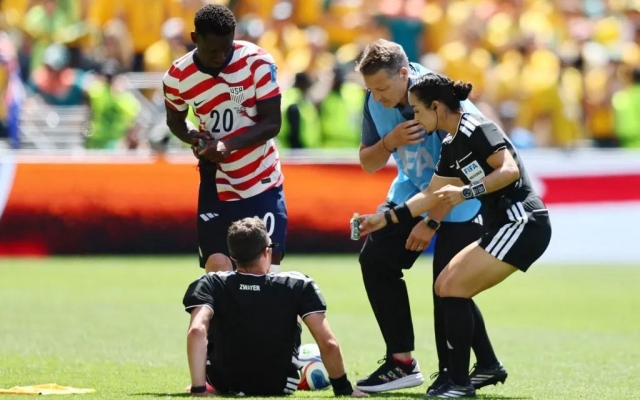 Cả World Cup sững sờ vì trọng tài phải uống nước dưa muối giữa trận
