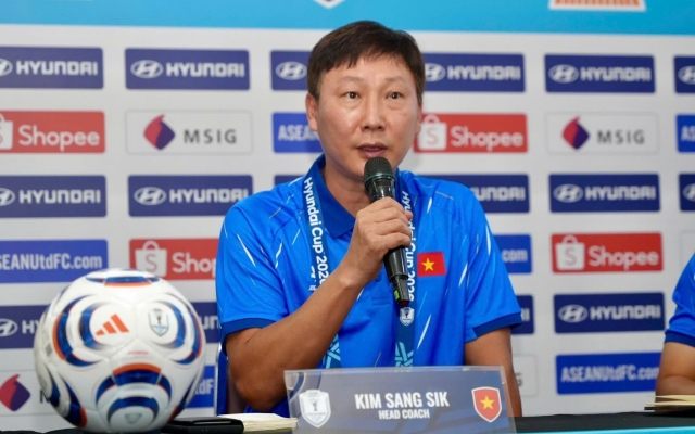 HLV Kim Sang Sik nói thẳng về cầu thủ nhập tịch của Việt Nam