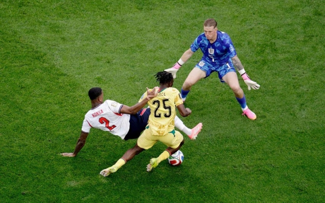 Tranh cãi penalty trận Anh - Ghana: 'Phòng VAR đi uống cà phê rồi à?'