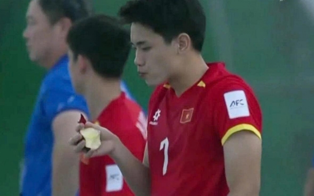 Đình Bắc gây sốt với khoảnh khắc thắng Jordan 'dễ như ăn táo'