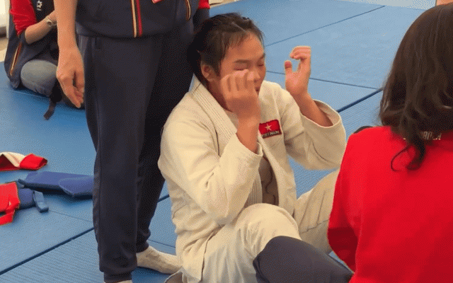 Thua đau Thái Lan, VĐV Việt Nam bật khóc nức nở vì tuột HCV