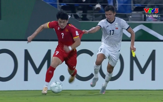 Hình ảnh cầu thủ Kyrgyzstan giật băng đội trưởng của Đình Bắc gây sốt