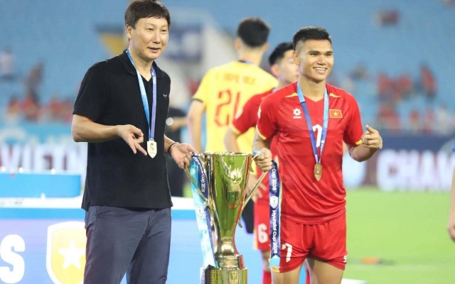 Báo Trung Quốc: 'HLV Kim Sang Sik đi vào lịch sử, ĐT Việt Nam lập kỳ tích'