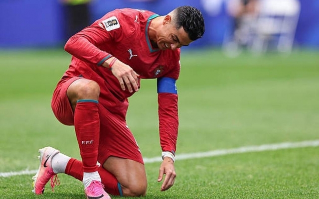 Ronaldo gây chú ý với hành động lạ chỉ sau 45 phút tại World Cup 2026
