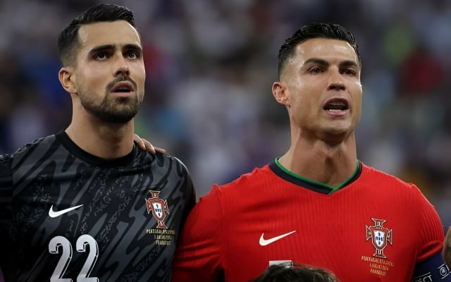 'Giải cứu' Ronaldo, thủ môn Bồ Đào Nha được tưởng thưởng xứng đáng