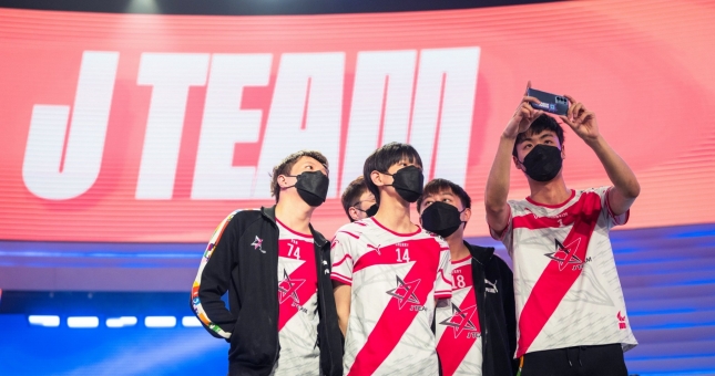 Tìm hiểu về J Team, đối thủ của Team Flash tại bán kết ICONS 2022