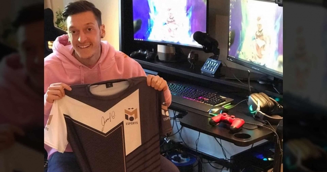 Mesut Ozil dự định nghỉ bóng đá để trở thành game thủ chuyên nghiệp