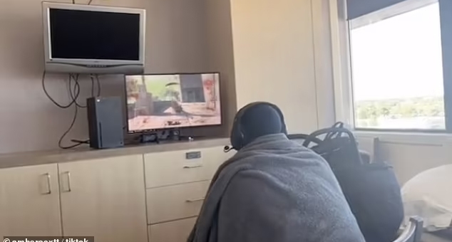 Anh chồng bá đạo vừa chơi game vừa... chăm vợ đẻ