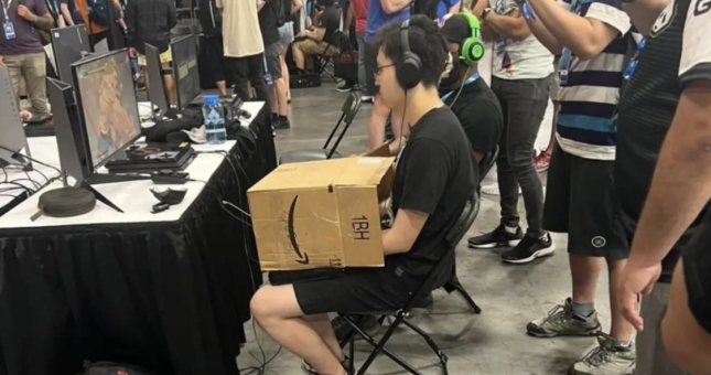 Game thủ này dùng hẳn hộp các tông để ngăn đối thủ nhìn trộm thao tác tay