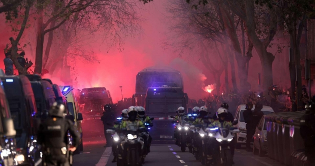 HLV Simeone lên tiếng khi xe buýt Atletico Madrid bị tấn công