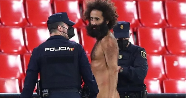 CĐV khỏa thân làm gián đoạn trận đấu của MU tại Europa League