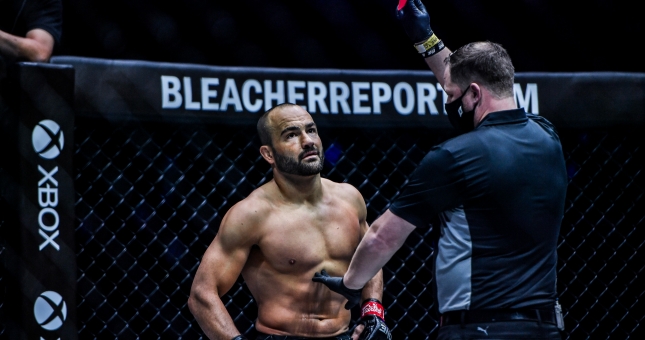 Ra mưa đòn, võ sĩ MMA bất ngờ bị phạt thẻ đỏ và xử thua