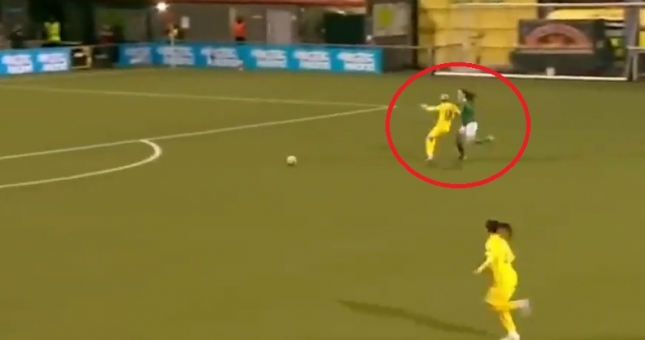 VIDEO: Nữ cầu thủ phạm lỗi thô thiển nhất nhất quả đất, bóng đi người ở lại