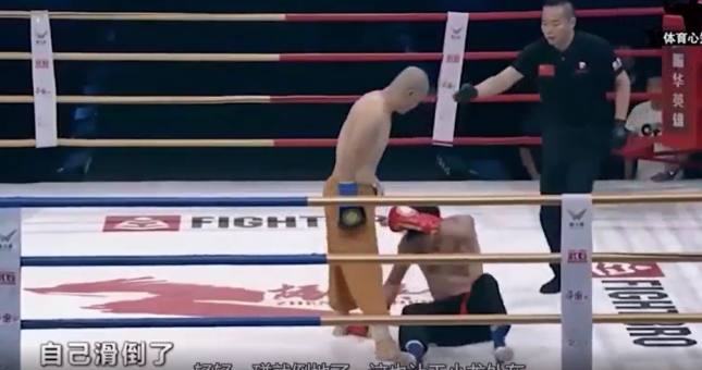 VIDEO: Đệ tử Lý Tiểu Long thích thể hiện và cái kết bị đấm sưng mặt