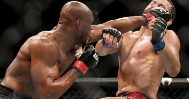 VIDEO: Bị cười đểu, Usman đấm 'vỡ cằm' Masvidal, bảo vệ đai vô địch UFC