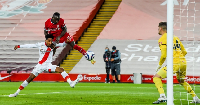 Liverpool phả hơi nóng lên cuộc đua top 4