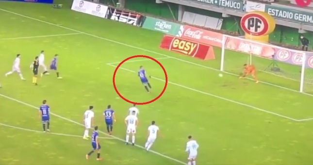 VIDEO: Quả penalty 'quê' nhất thế giới, tồi tệ hơn cả Aguero