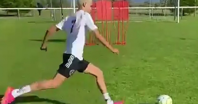 VIDEO: Con trai Beckham lập siêu phẩm đá phạt khiến Lee Nguyễn thán phục