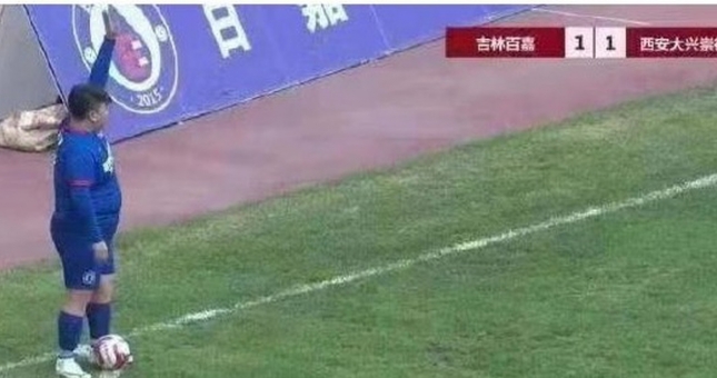 VIDEO: Màn trình diễn 'ngàn năm có một' của ông bầu bóng đá nặng hơn 1 tạ