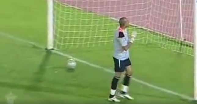 Quả penalty hài hước nhất thế giới, thủ môn 'gáy sớm' và cái kết đắng lòng