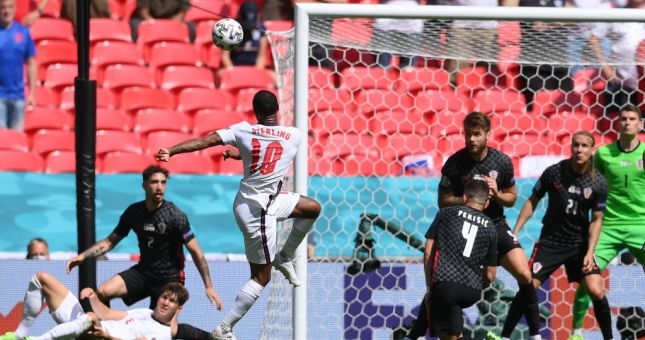 Sterling sút như bắn chim, đá bay cơ hội ngon ăn của ĐT Anh