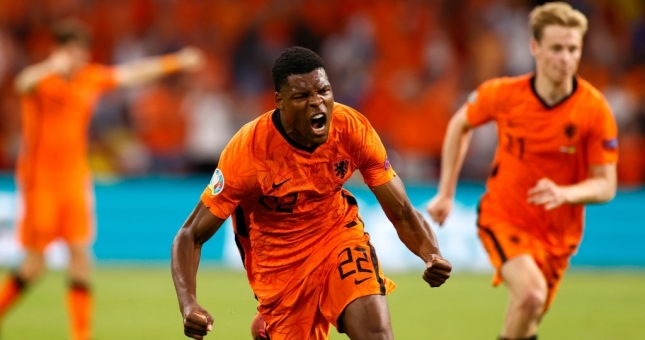 'Cơn lốc màu da cam' thắng kinh điển trận mở màn Euro 2021