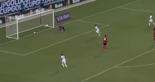 Sút mãi không vào, đội bóng châu Mỹ tạo nên bàn thắng hài hước nhất Gold Cup