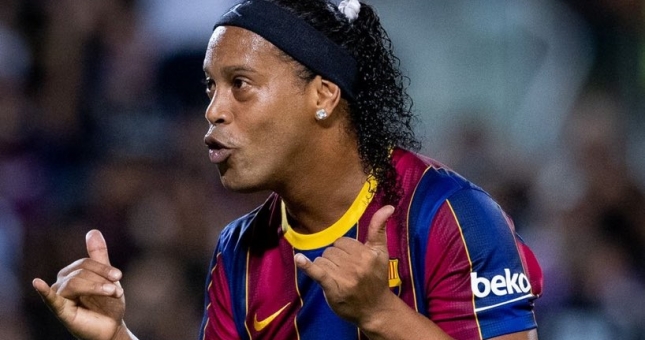 Ronaldinho nhảy múa với trái bóng, Barca và Real tạo nên cơn mưa bàn thắng