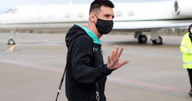 Không ra sân cùng PSG, Messi bất ngờ có mặt tại Barcelona