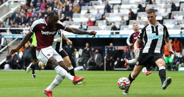 Đội bóng cũ của Lingard ngược dòng kinh điển trên sân khách